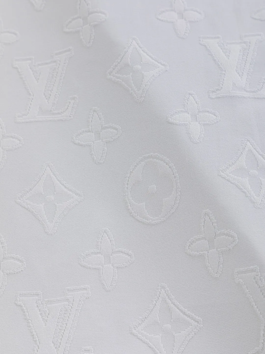 🅿️210 Louis Vuitton Louis Vuitton 1V Lujia slightly wide version S-XL LV25SS new product counter is available at the same time, clover presbyopia letters all over the jacquard large logo letters 🪡 embroidered round neck short-sleeved T-shirt, the same style for men and women! Synchronized with the official website, pure cotton fabrics at the counter! It is close to the skin and comfortable, durable and easy to wear. It has a classic and simple logo design and meticulous original craftsmanship. Short-sleeves, a must-have item for men, are not the same as the general public, but must be unique and eye-catching. This LV short-sleeve is all about quality, comfort, the same shape and fashion as always, including the fabric and cutting process. All efforts have been made! 320 grams of washed pure cotton fabric, pure cotton is breathable, very refreshing and comfortable for daily wear. The rib knitting on the neckline is smooth and tight, and the neckline will not be skewed if you toss it at will. The loose version, you will find that it looks really good on the upper body. The overall is minimalist and neat, super versatile for daily use! Pair it casually with a pair of pants for a youthful look. A T-shirt will make your outfit crazy. It is a fashionable item that can never go wrong! Black, white, size: S-XL Size chart: S: Shoulder width 50-Bust 54-Length 70 M: Shoulder width 52-Bust 56.5-Length 72 L: Shoulder width 54-Bust 59-Length 74 XL: Shoulder width 56-Bust 61.5-Length 76